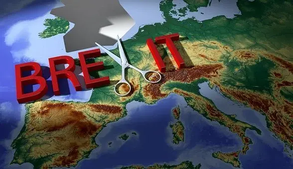 Napis Brexit na mapie świata oraz nożyczki