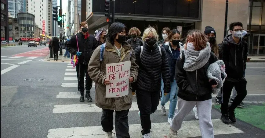 Uczniowie protestują przechodząc przez pasy.