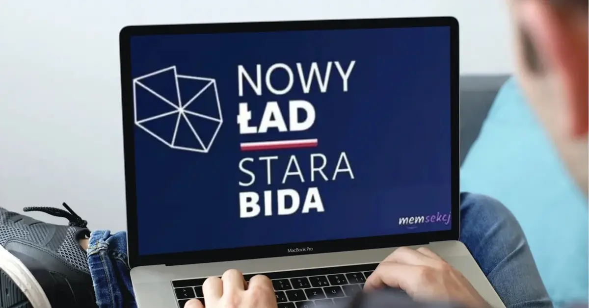 Hasło "Nowy Ład Stara Bida" wyświetlone na monitorze laptopa